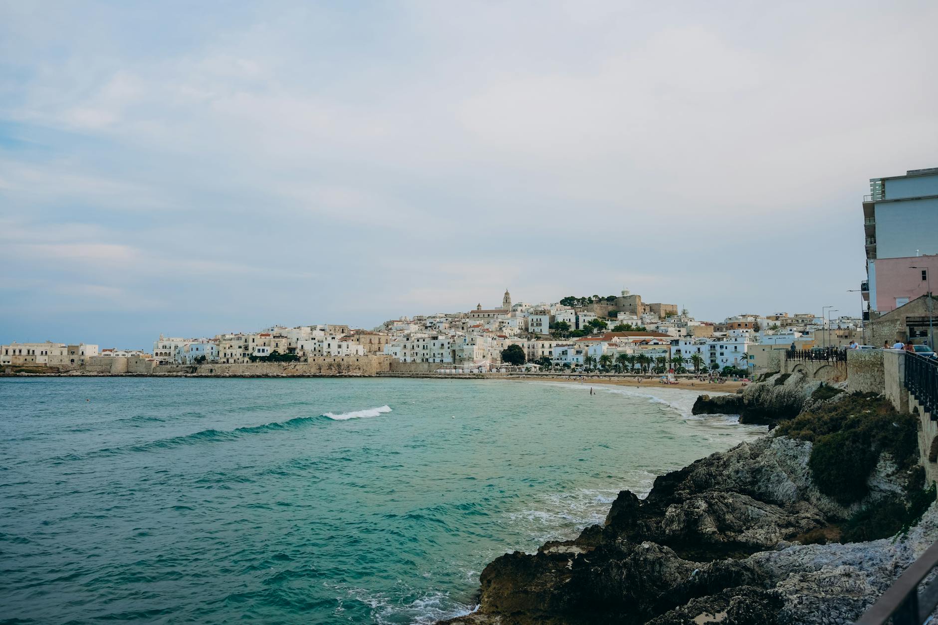 Nadmorska panorama Vieste z piaszczystą plażą i historyczną zabudową