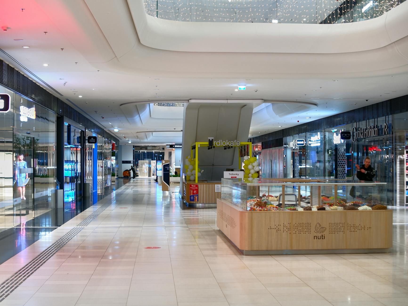 Nowoczesne centrum handlowe w Bratysławie z ruchomymi schodami