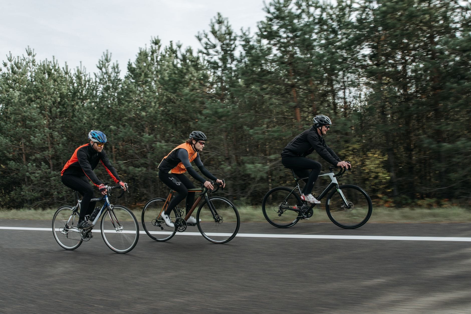 Grupa rowerzystów jedzie leśną ścieżką dla zdrowia i kondycji