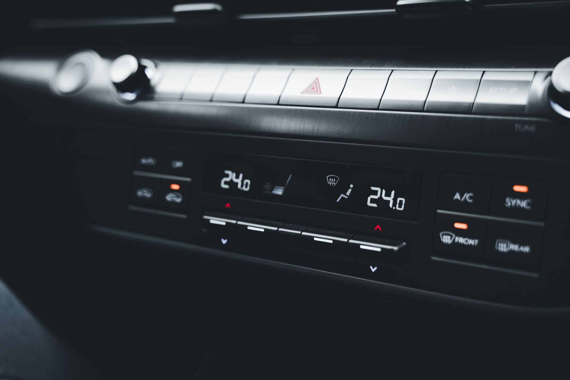 Panel klimatyzacji samochodowej z ustawioną temperaturą